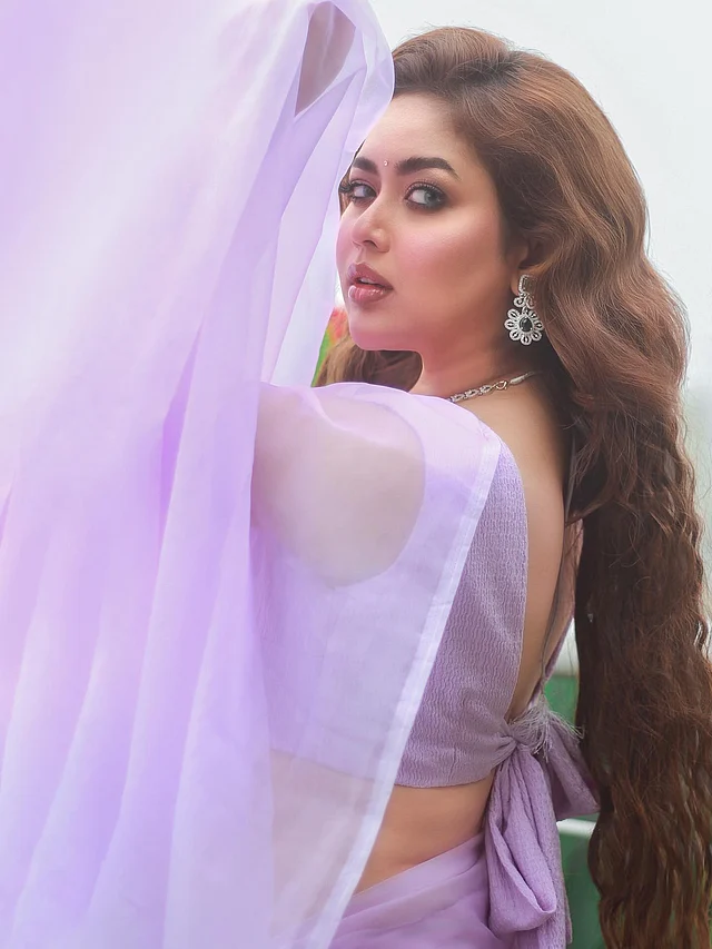 নট দেওয়া ম্যাচিং স্লিভলেস ব্লাউজের ব্যাকলেস ডিজাইনে বেড়েছে আকর্ষণ