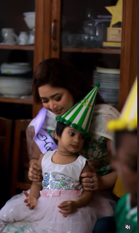 সুযোগ পেলেই শিশুদের কাছে ছুটে যান। সময় কাটান ভাবনা