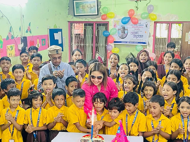 শিশুদের সবার সঙ্গে কেক কেটে জন্মদিনের আনন্দ ভাগ করে নেন ভাবনা