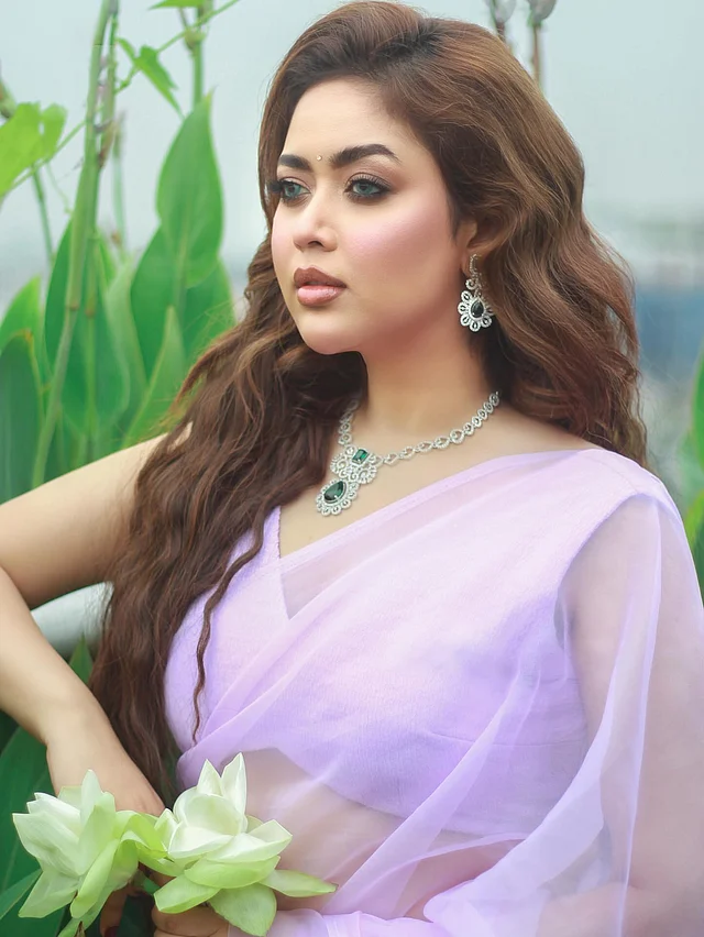 সাদা ও সবুজ পাথরের ম্যাচিং চুল ও নেকপিস। ব্রাউন শেডের খোলার চুলের হালকা ওয়েভি স্টাইল আর সফট গ্ল্যাম মেকওভারে মোহনীয় লাগছেন তিনি