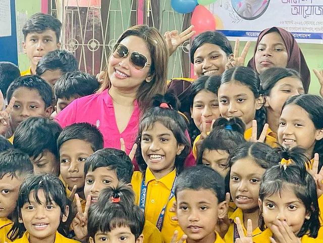 হটপিংক আউটফিট আর  স্টাইলিশ রোদচশমায় ভাবনা সেখানকার শিশুদের মাঝে যেন মধ্যমণি