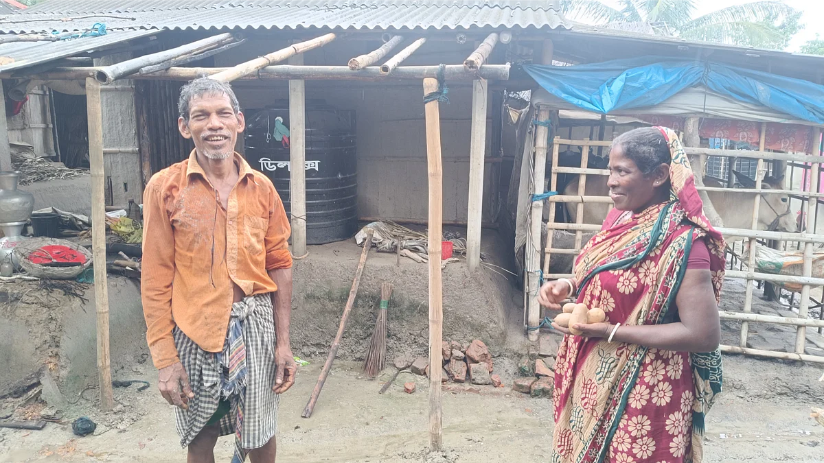 বাড়ির উঠানে দাঁড়িয়ে কারাম উৎসবের নানা স্মৃতি তুলে ধরেন স্বপন মুন্ডা ও তাঁর স্ত্রী রেনু বালা মুন্ডা। সম্প্রতি খুলনার কয়রা উপজেলার বতুলবাজার এলাকায়ছবি: প্রথম আলো
