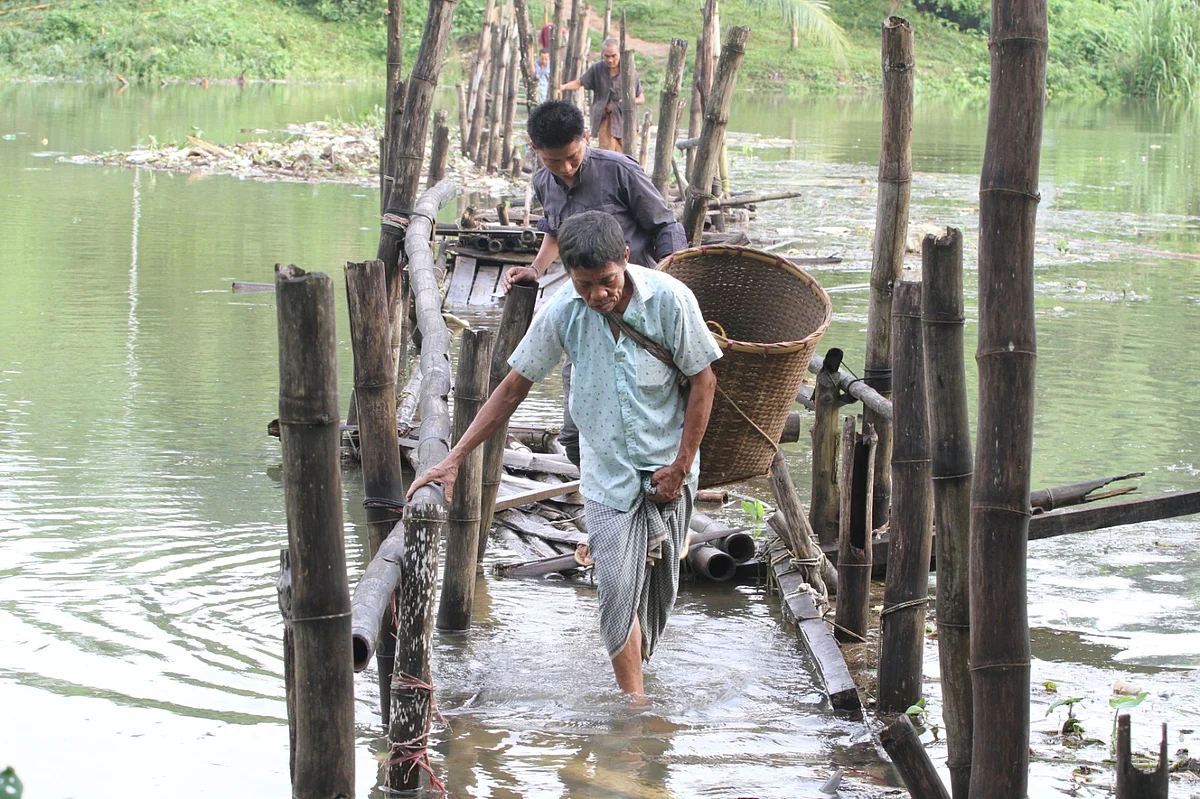 এই ভাঙা সাঁকো দিয়েই যাতায়াত করেন চার গ্রামের মানুষ। গত বুধবার রাঙামাটির ভেদভেদীর আনসার ক্যাম্প এলাকা থেকে তোলাছবি: সুপ্রিয় চাকমা