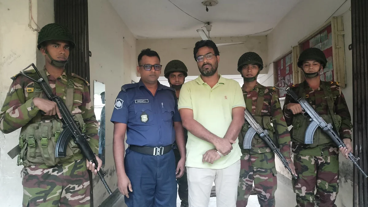 চাঁদাবাজির মামলায় জেলা যুবদলের বহিষ্কৃত আহ্বায়ক মারুফ হাসানকে গ্রেপ্তার করে যৌথ বাহিনী। গতকাল শুক্রবারছবি: প্রথম আলো