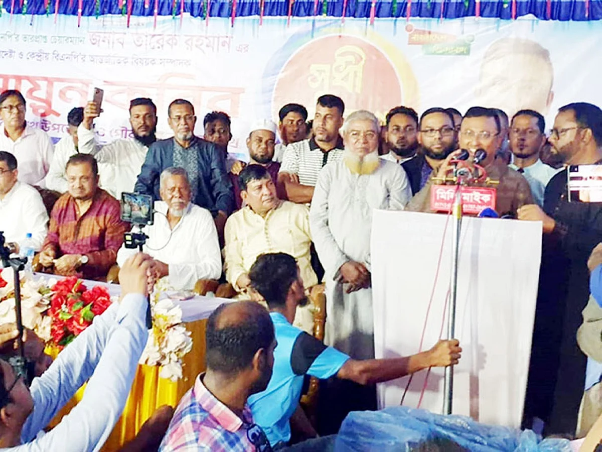 সিলেটের বিশ্বনাথে সুধী সমাবেশে প্রধান অতিথির বক্তব্য দেন বিএনপির ভারপ্রাপ্ত চেয়ারম্যানের উপদেষ্টা হুমায়ুন কবির। গতকাল শুক্রবার বিকেলে বিশ্বনাথ পৌর এলাকার পুরানবাজারেছবি: প্রথম আলো