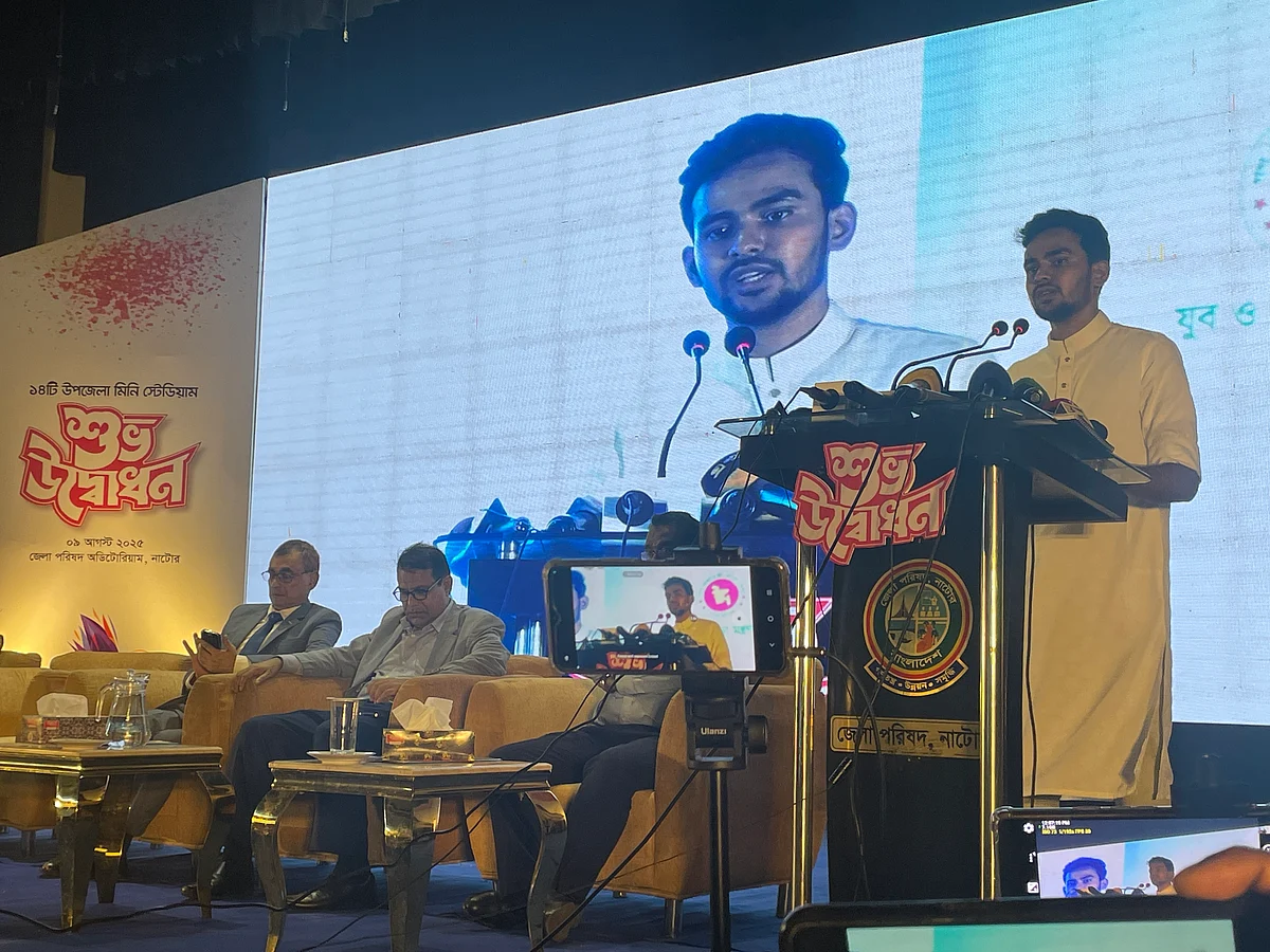 স্টেডিয়াম উদ্বোধনী অনুষ্ঠানে বক্তব্য দেন ক্রীড়া উপদেষ্টা। আজ শনিবারছবি: প্রথম আলো