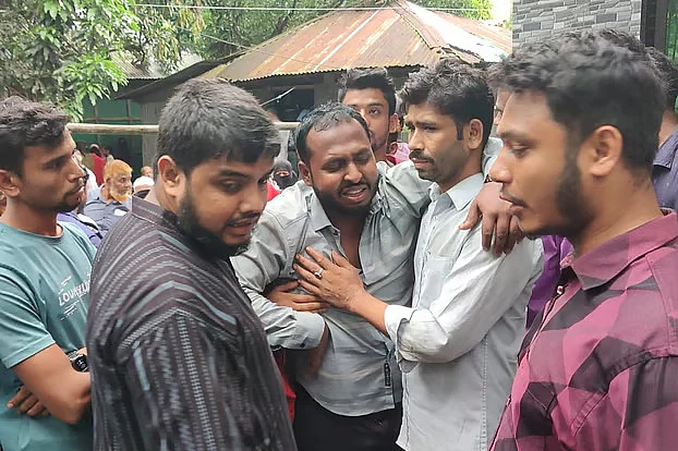 সড়ক দুর্ঘটনায় পরিবারের একাধিক সদস্যকে হারিয়ে কান্নায় ভেঙে পড়েন মোহাম্মদ বাহার উদ্দিন। গত বুধবার সকালে লক্ষ্মীপুর সদর উপজেলার উত্তর জয়পুর ইউনিয়নের চৌপল্লী গ্রামেছবি: প্রথম আলো