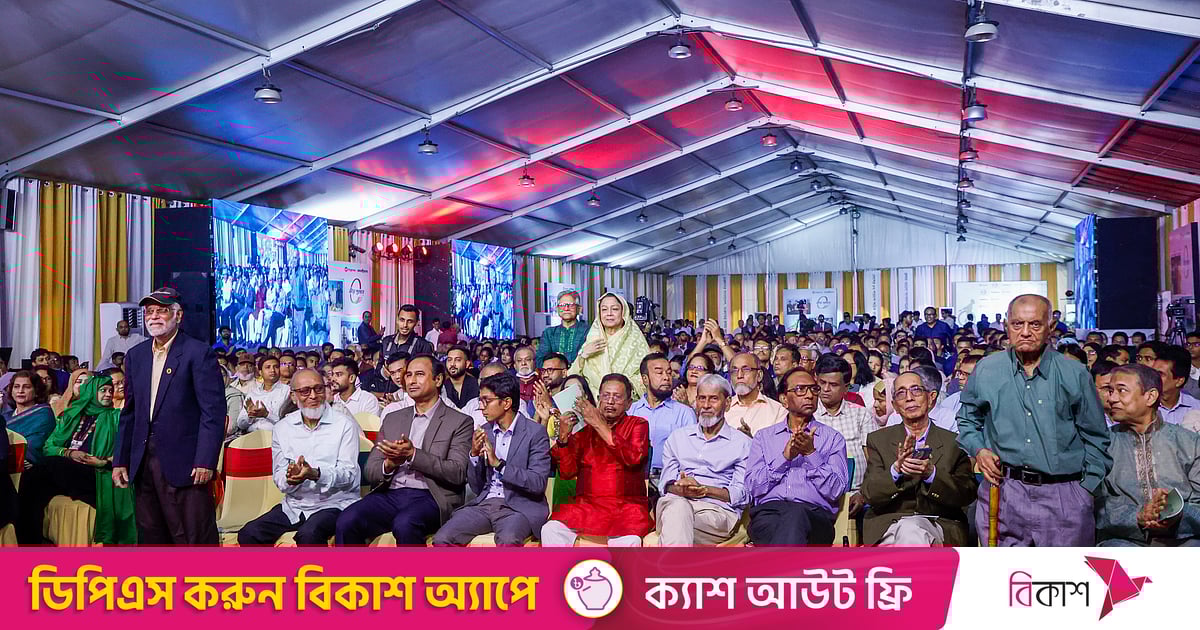 গোটা ক্রীড়াঙ্গন যেন এসেছিল এক ছাদের নিচে গোটা ক্রীড়াঙ্গন যেন এসেছিল এক ছাদের নিচে