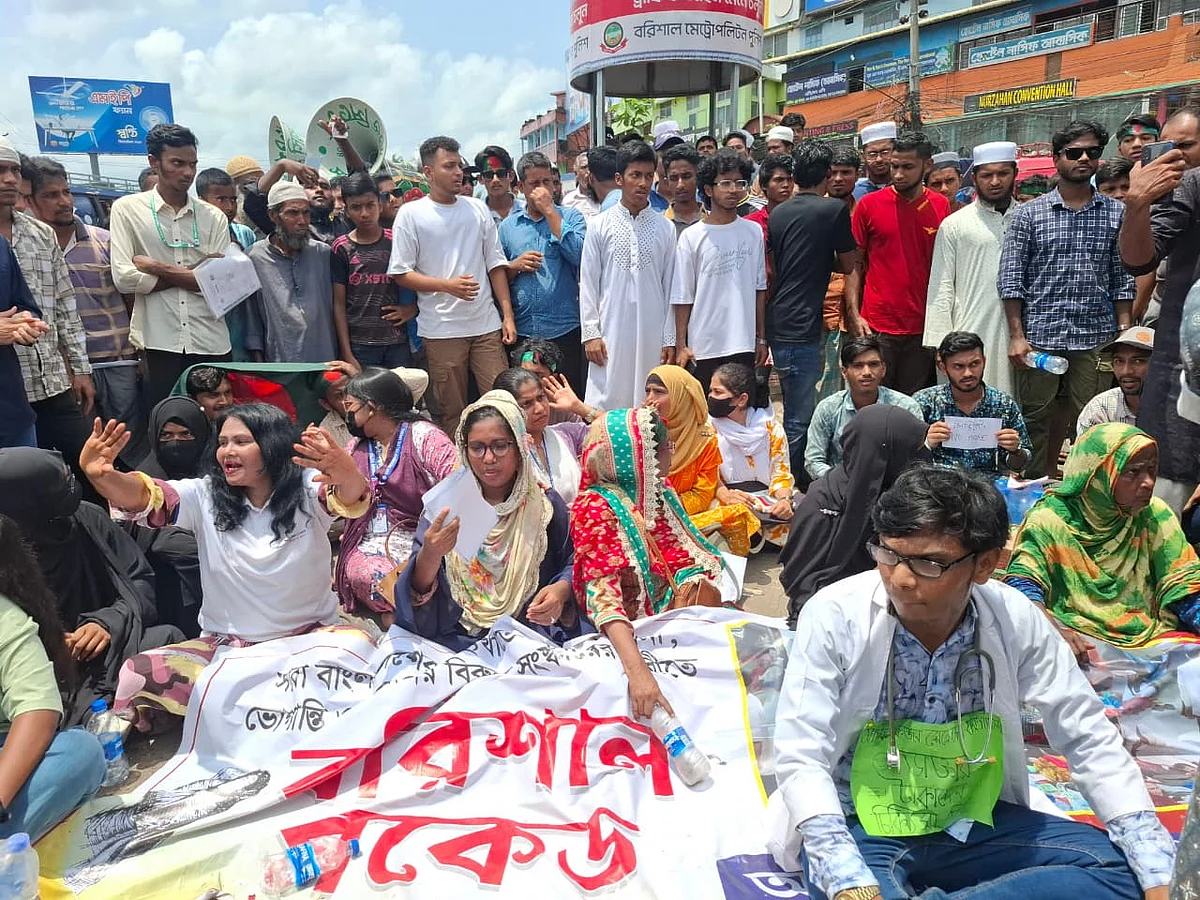 স্বাস্থ্য খাতে অব্যবস্থাপনা দূরসহ তিন দফা দাবিতে বরিশাল-ঢাকা মহাসড়ক অবরোধ করে বিক্ষোভ। শনিবার দুপুরে নগরের নথুল্লাবাদ বাস টার্মিনাল এলাকায়ছবি: প্রথম আলো