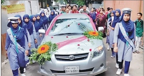কুমিল্লার তিতাস উপজেলার ফুলে ফুলে সজ্জিত গাড়িতে করে মজিদপুর উচ্চবিদ্যালয়ে শিক্ষক স্বপন কুমার সূত্রধরকে বাড়ি পৌঁছে দেন শিক্ষক-শিক্ষার্থীরা। গতকাল বিকেলে তোলাছবি: সংগৃহীত
