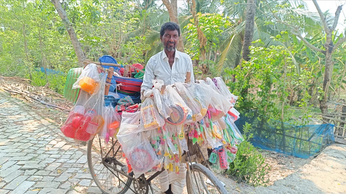 এক গ্রাম থেকে আরেক গ্রামে ছুটে চলে খলিলুর রহমানের চলন্ত দোকান। সম্প্রতি তোলাছবি: প্রথম আলো