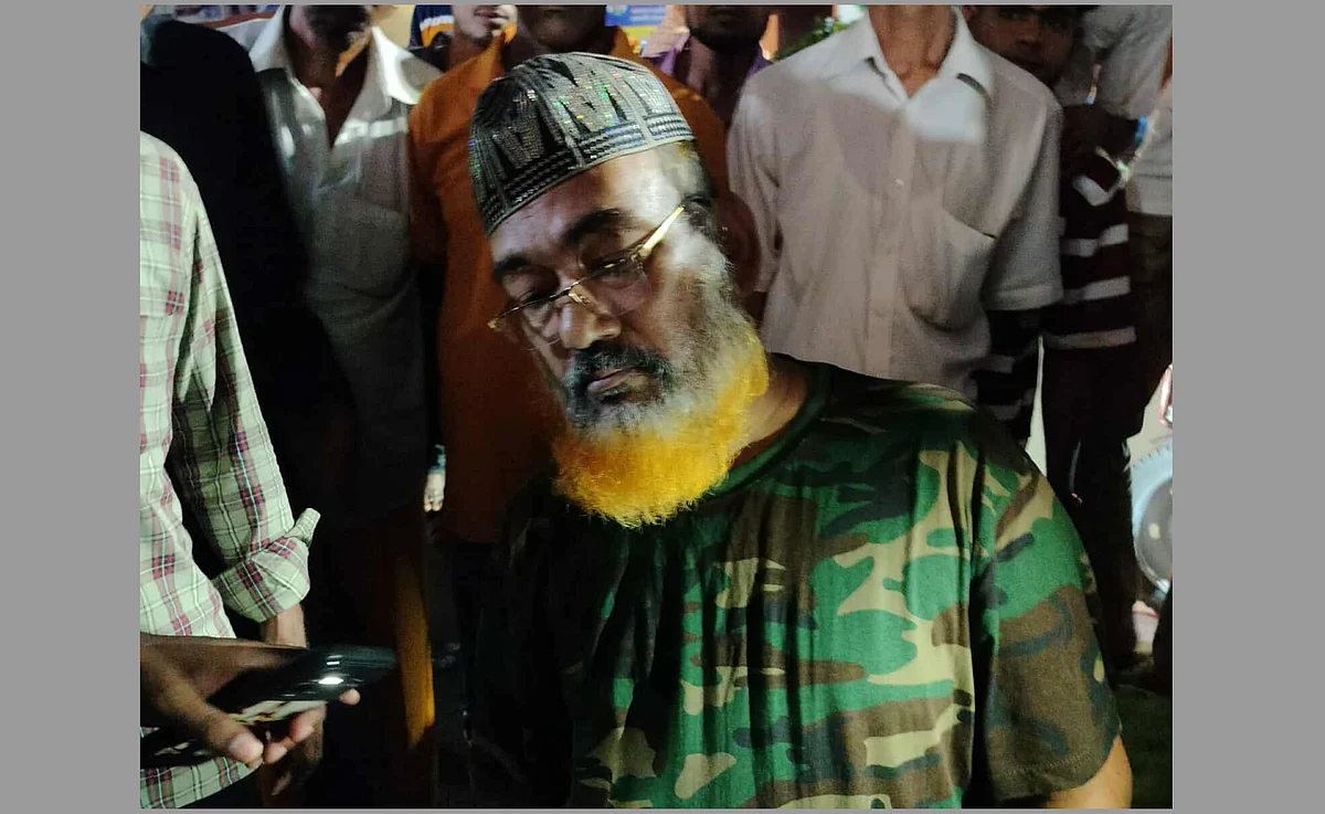 রাজশাহী সিটি করপোরেশনের সাবেক ওয়ার্ড কাউন্সিলর রেজা উন-নবী আল মামুনকে আটক করেছে র্যাবছবি: সংগৃহীত