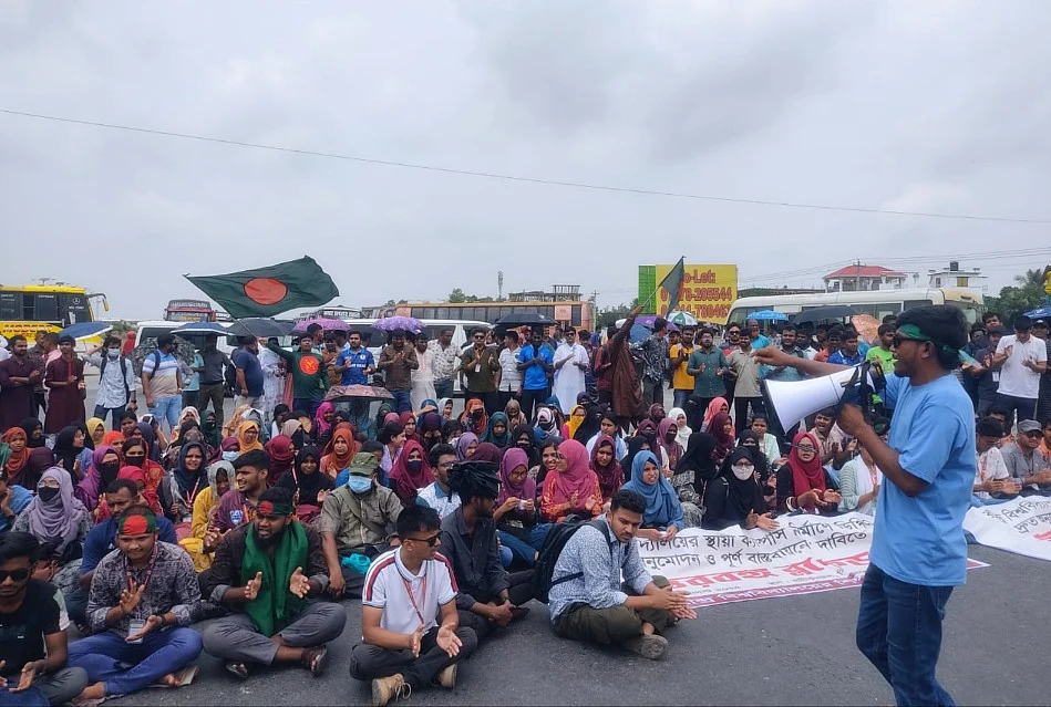 সিরাজগঞ্জের শাহজাদপুরে রবীন্দ্র বিশ্ববিদ্যালয়ের স্থায়ী ক্যাম্পাস নির্মাণের দাবিতে সড়ক অবরোধ করেছে শিক্ষার্থীরা। আজ রোববারছবি: প্রথম আলো