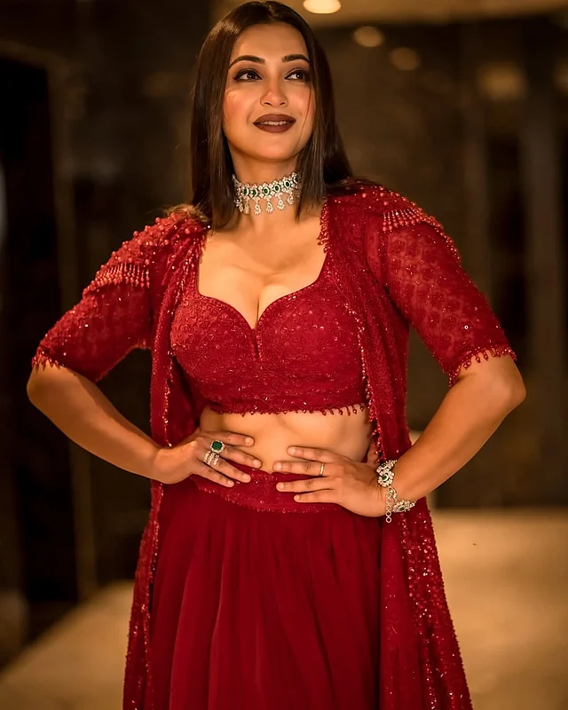 লাল লেহেঙ্গার লুকে মোহময়ী টালি কুইন। 