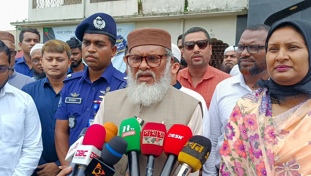 কিশোরগঞ্জের পাগলা মসজিদ পরিদর্শন ও মোতোয়ালিদের সঙ্গে মতবিনিময় শেষে ধর্ম উপদেষ্টা আ ফ ম খালিদ হোসেন সাংবাদিকদের সঙ্গে কথা বলেন। আজ রোববার বেলা সাড়ে ১১টার দিকে কিশোরগঞ্জের পাগলা মসজিদ প্রাঙ্গণেছবি: প্রথম আলো