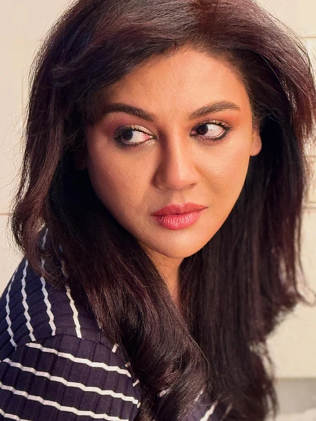 খোলা চুলেই জাদু ছড়াচ্ছেন জয়া। ন্যুড গোলাপি লিপকালার আর হালকা মাসকারায় মোহনীয় লাগছে তাঁকে এই সাদামাটা পোশাকেও