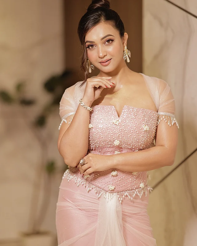 হালকা গোলাপি আউটফিটের সঙ্গে তাঁর মেকআপ আর অনুষঙ্গেও আছে স্পফট গ্ল্যাম আমেজ। 