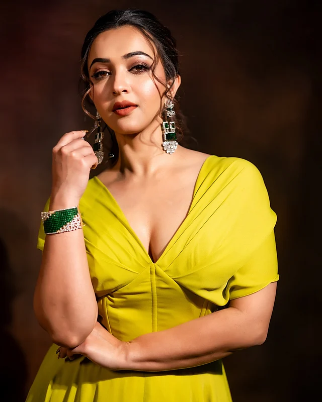 লাইম গ্রিন ড্রেসে ক্যামেরাবন্দী হয়েছেন তিনি। 