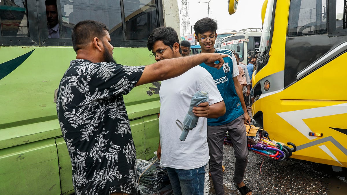 যাত্রীর পথ আটকে তাঁদের বাসে উঠতে বলছেন একটি পরিবহনের এক কর্মী