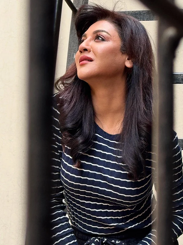 হালকা মেকআপ কমপ্লিমেন্ট করছে পুরো লুককে
