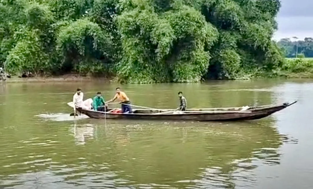 সিলেটের গোয়াইনঘাটে চোরাকারবারিদের নৌকার ধাক্কায় পানিতে ডুবে নিখোঁজ বিজিবি সদস্যের উদ্ধার করতে আজ রোববার অভিযান চালানো হয়ছবি: প্রথম আলো