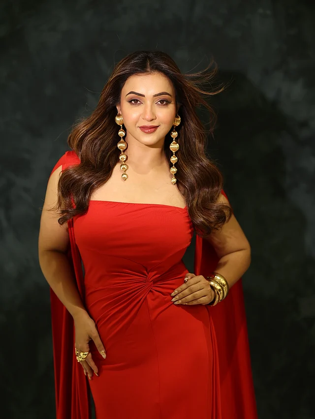 কেপ স্লিভের লাল বডিকন গাউনে উষ্ণতা ছড়াচ্ছেন অভিনেত্রী। সঙ্গে পরা গোল্ডেন জুয়েলারিও বেশ নজর কাড়ছে। ।