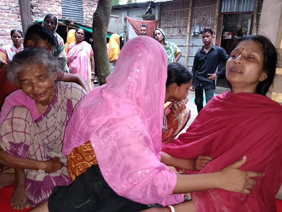 গণপিটুনিতে নিহত রংপুরের তারাগঞ্জের রুপলাল দাসের স্ত্রী ও বৃদ্ধ মায়ের আহাজারি। আজ রোববার সকালে তারাগঞ্জ উপজেলার কুর্শা ইউনিয়নের ঘনিরামপুর গ্রামেছবি: প্রথম আলো