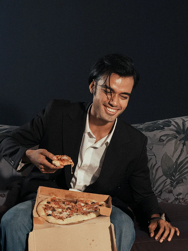 সাদা শার্ট ও কালো ব্লেজারের সঙ্গে ডেনিম বটম পরে জোয়ি উপভোগ করছেন তাঁর প্রিয় খাবার পিৎজা