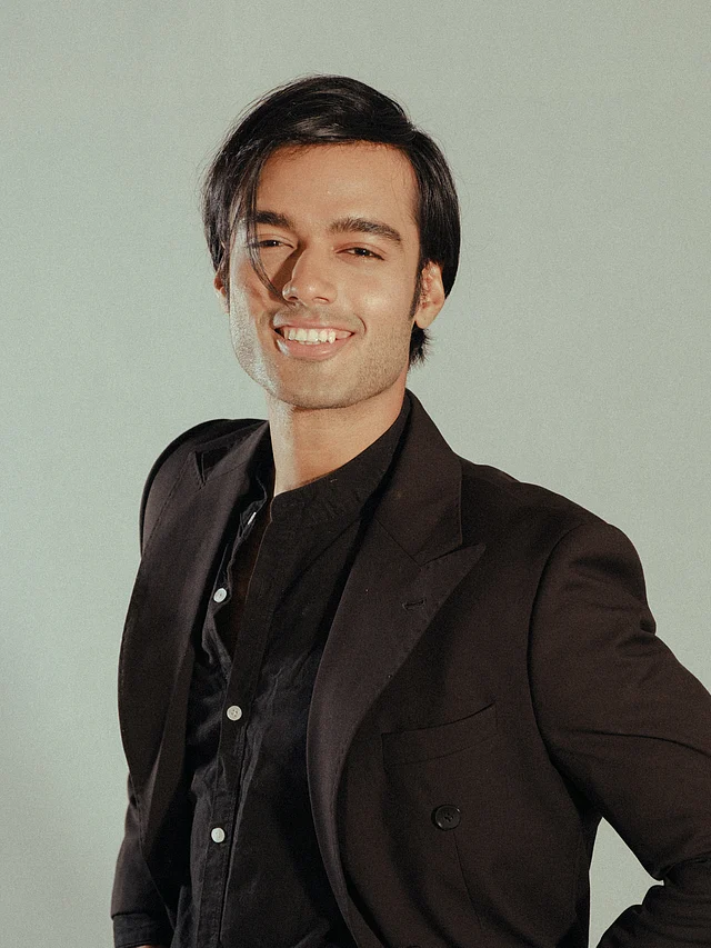 আজরাফকে দেখা যাচ্ছে জোয়ির অলব্ল্যাক স্টাইলে