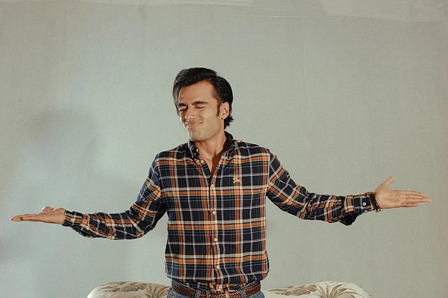 ফ্রেন্ডস-এর আইকনিক প্লেইড শার্ট ও ব্লু জিনসের কম্বোতে জোয়ি