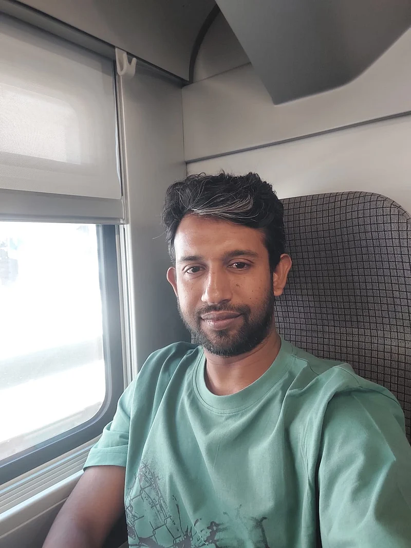 ট্রেনে ব্রাসেলস থেকে লুভেন যাওয়ার পথে লেখক