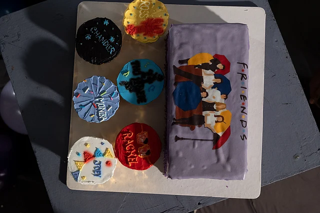 সাব্রোসো চিজ পেস্ট্রির সৌজন্যে শুটিং সেটে আনা হয়েছিল পিৎজা আর ফ্রেন্ডস থিমের কেক