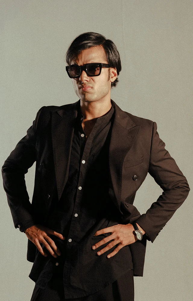 ভেতরে কালো বাটন-ডাউন শার্ট, সঙ্গে কালো প্যান্ট। পুরো লুকেই ধরা দিয়েছে সেই পরিচিত জোয়ি ভাইব