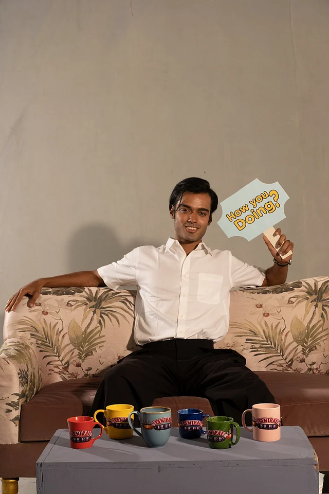 আজরাফের মিডিয়াম লেংথ নাইটি কার্টেন হেয়ারস্টাইল জোয়ির কথাই মনে করিয়ে দিচ্ছে