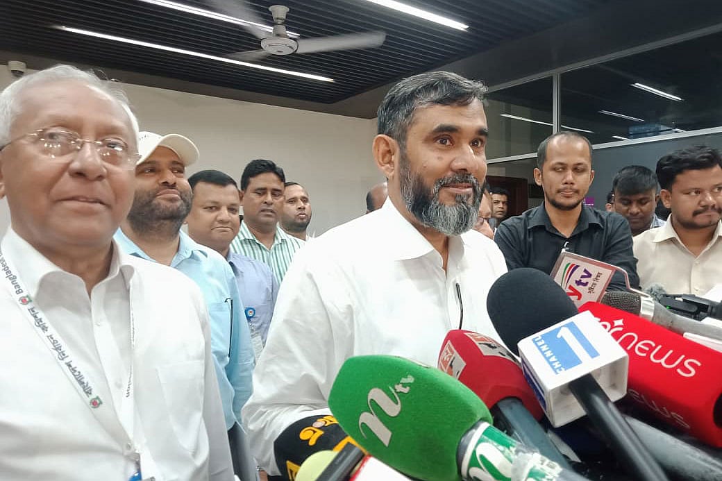 নির্বাচন কমিশনের বৈঠক শেষে সাংবাদিকদের ব্রিফ করছেন নির্বাচন কমিশনার আবুল ফজল মো. সানাউল্লাহ। আজ সোমবার সন্ধ্যায়