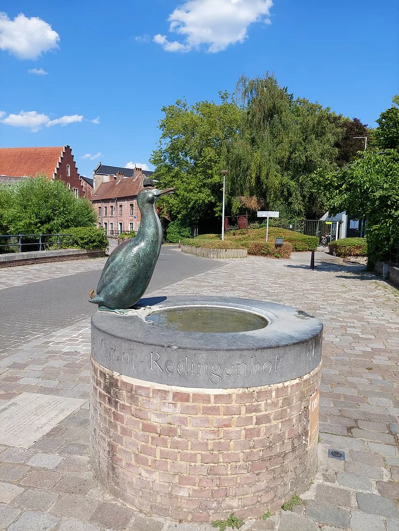 নুড়িপাথর ফেলে পানির নাগাল পাওয়া কাকের গল্পের আদলে ভাস্কর্য, এখানে কাকের জায়গায় অন্য পাখি