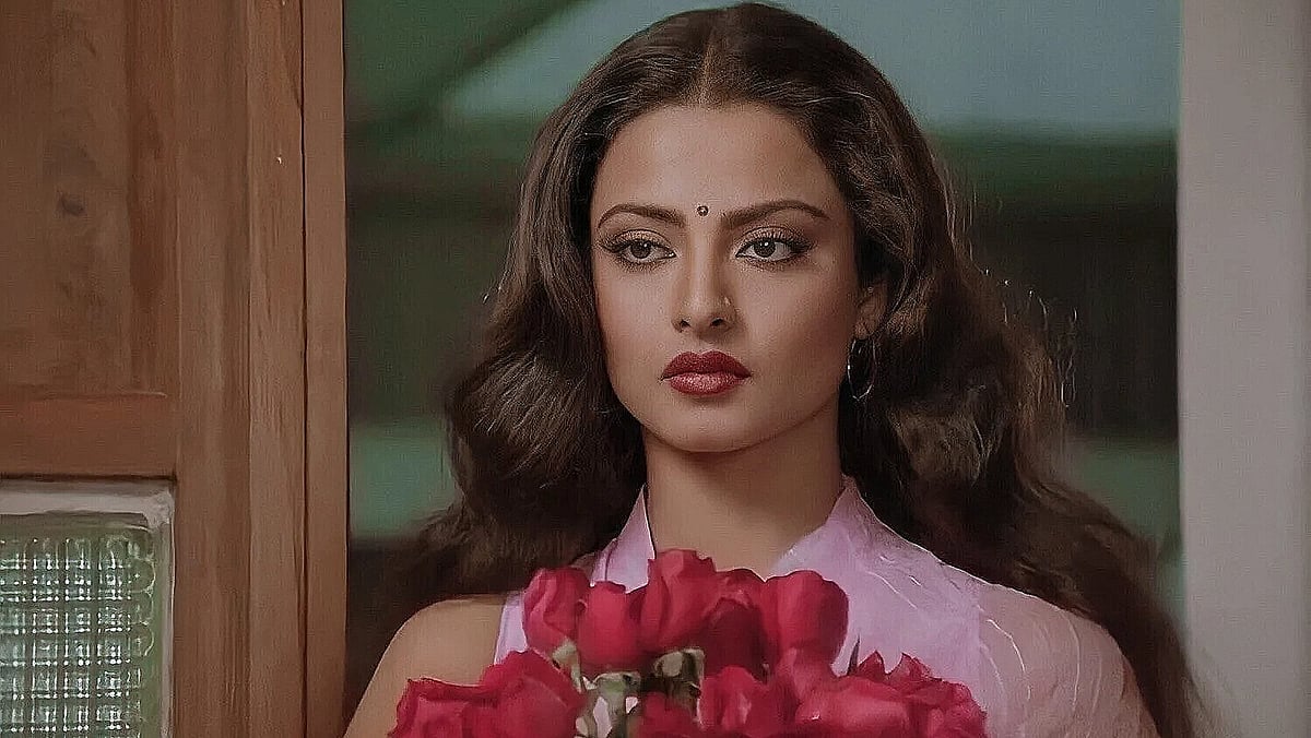 সম্মতি ছাড়াই পাঁচ মিনিট ধরে চুম্বন, কান্নায় ভেঙে পড়েছিলেন রেখা