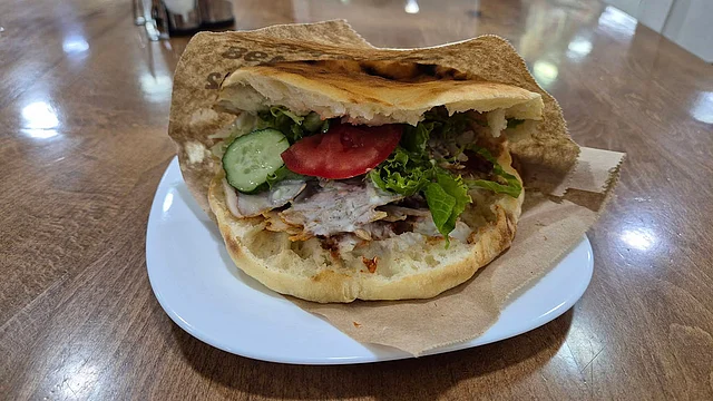 তুর্কি স্টাইলের পিদে রুটিতে ডোনার কাবাব