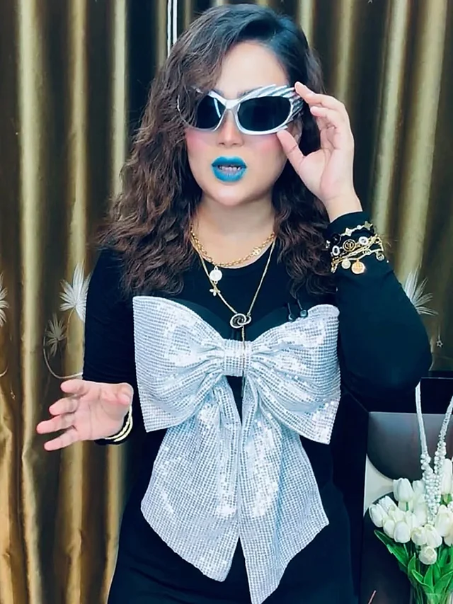নীল লিপস্টিকে বারিশা হক