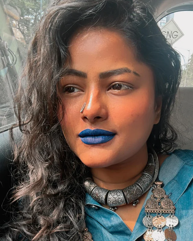  গার্ল উইথ উইয়ার্ড লিপস্টিক প্রায়ই নীল লিপকালার অনায়াসে ক্যারি করেন