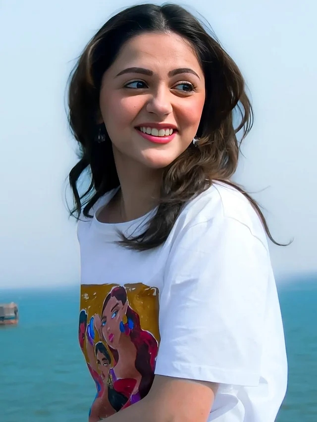মোহনীয়, ইনোসেন্ট হাসিতে হৃদয় জিতে নিয়েছেন তিনি সকলের