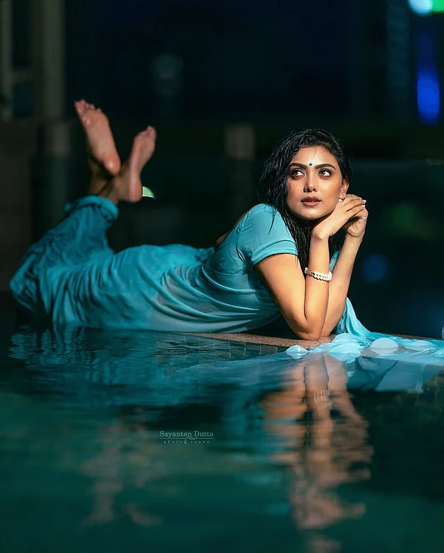 শাড়ির সঙ্গে কপালের নীল টিপ, মুক্তার ব্রেসলেট, নেকলেস আর দুল পুরো সাজকে করেছে পরিপূর্ণ।