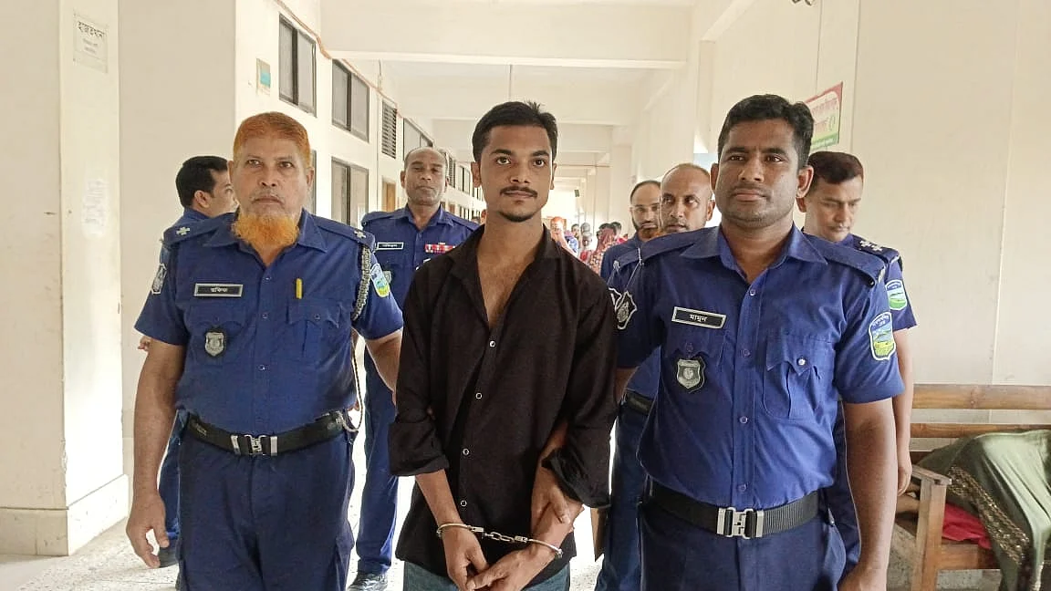 ময়মনসিংহের তারাকান্দা উপজেলার ছাত্রদল নেতা হিজবুল আলমের এক দিনের রিমান্ড মঞ্জুর করেছেন আদালত। আজ দুপুরে ময়মনসিংহ আদালত প্রাঙ্গণেছবি: প্রথম আলো