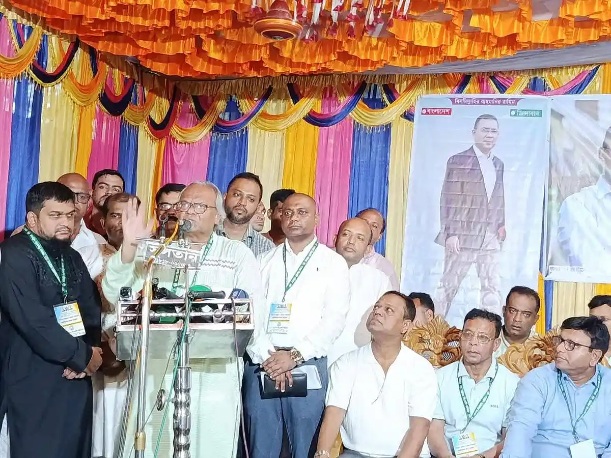 চট্টগ্রামের উত্তর সাতকানিয়ার কালিয়াইশ গ্রামে 'আমরা বিএনপি পরিবার’–এর উদ্যোগে মানবিক সহায়তা প্রদান অনুষ্ঠানে প্রধান অতিথির বক্তব্য দেন বিএনপির জ্যেষ্ঠ যুগ্ম মহাসচিব রুহুল কবির রিজভী