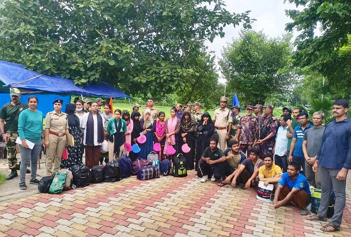 চুয়াডাঙ্গার দর্শনা সীমান্তে বিজিবি-বিএসএফ পতাকা বৈঠক শেষে ২২ বাংলাদেশি নাগরিককে হস্তান্তর করে বিএসএফছবি: বিজিবির সৌজন্যে