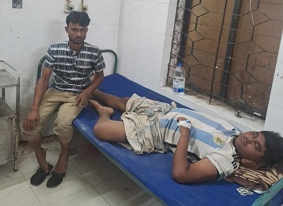 গুলিবিদ্ধ তরুণকে গাইবান্ধা জেনারেল হাসপাতালে ভর্তি করা হয়েছে। আজ বুধবার বিকেলেছবি: প্রথম আলো