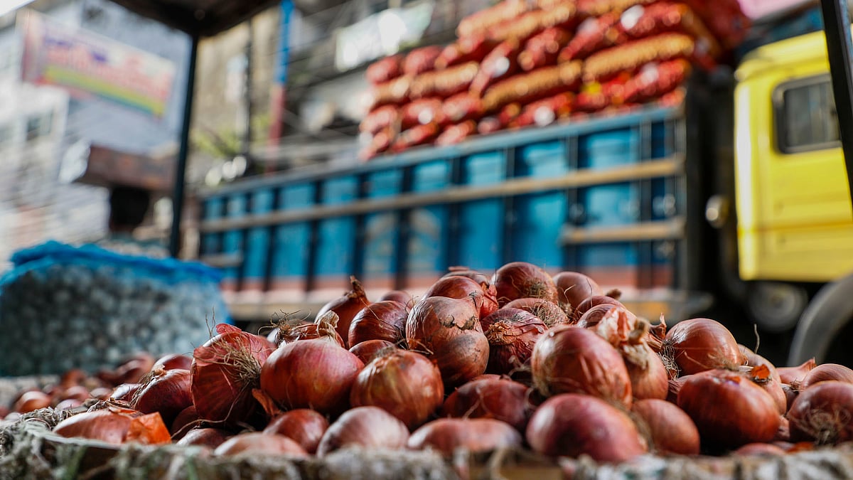 বিক্রির জন্য সাজিয়ে রাখা হয়েছে পেঁয়াজ।