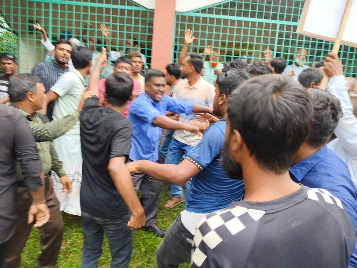 কুষ্টিয়ায় সীমানা রক্ষার দাবিতে মানববন্ধনে হামলার ঘটনা ঘটে। আজ বুধবার দুপুরে কুমারখালী উপজেলার চর সাদিপুর ইউনিয়ন পরিষদ মাঠেছবি: প্রথম আলো