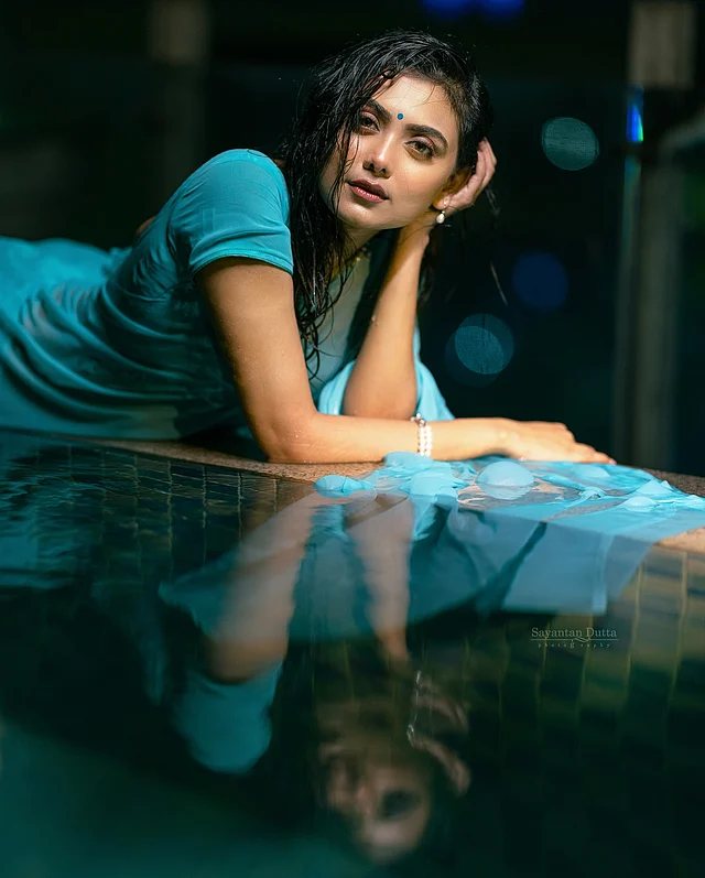 হালকা অ্যাকুয়া নীল শাড়ির মনোক্রম সাজে তাঁর সৌন্দর্য যেন দ্যুতি ছড়াচ্ছে।
