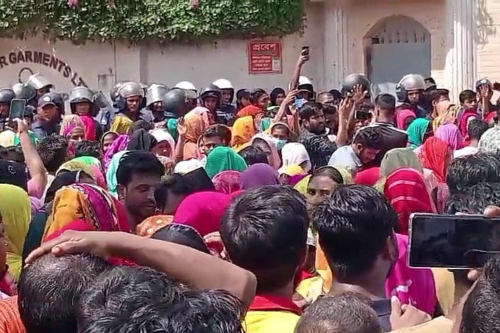 আশুলিয়ায় বকেয়া বেতন পরিশোধের দাবিতে বিক্ষোভ করেন নাসা গ্রুপের কারখানার শ্রমিকেরাফাইল ছবি প্রথম আলো